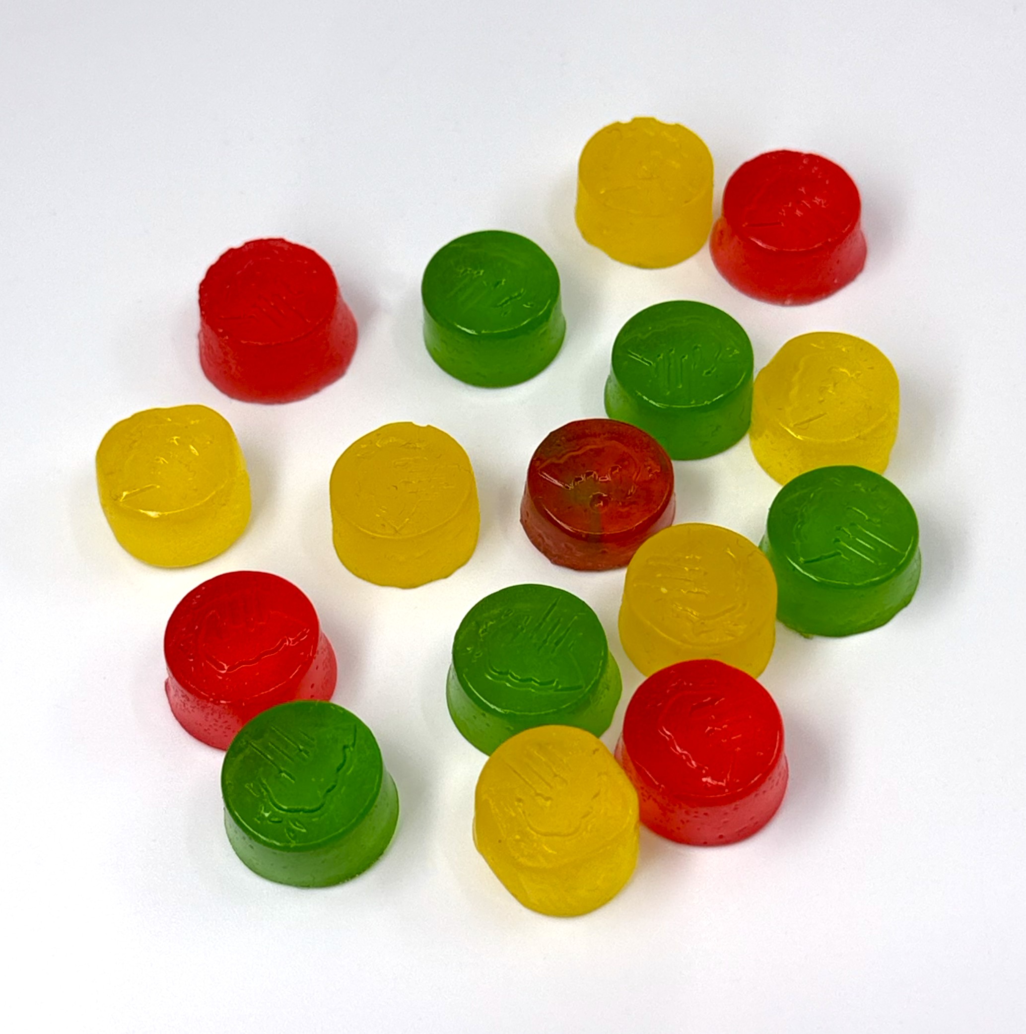 THC Gummies Bluetenversand.de THC Gummies verschiedene Dosierungen rot gruen und gelb gemischt ausgebreitet Vogelperspektive