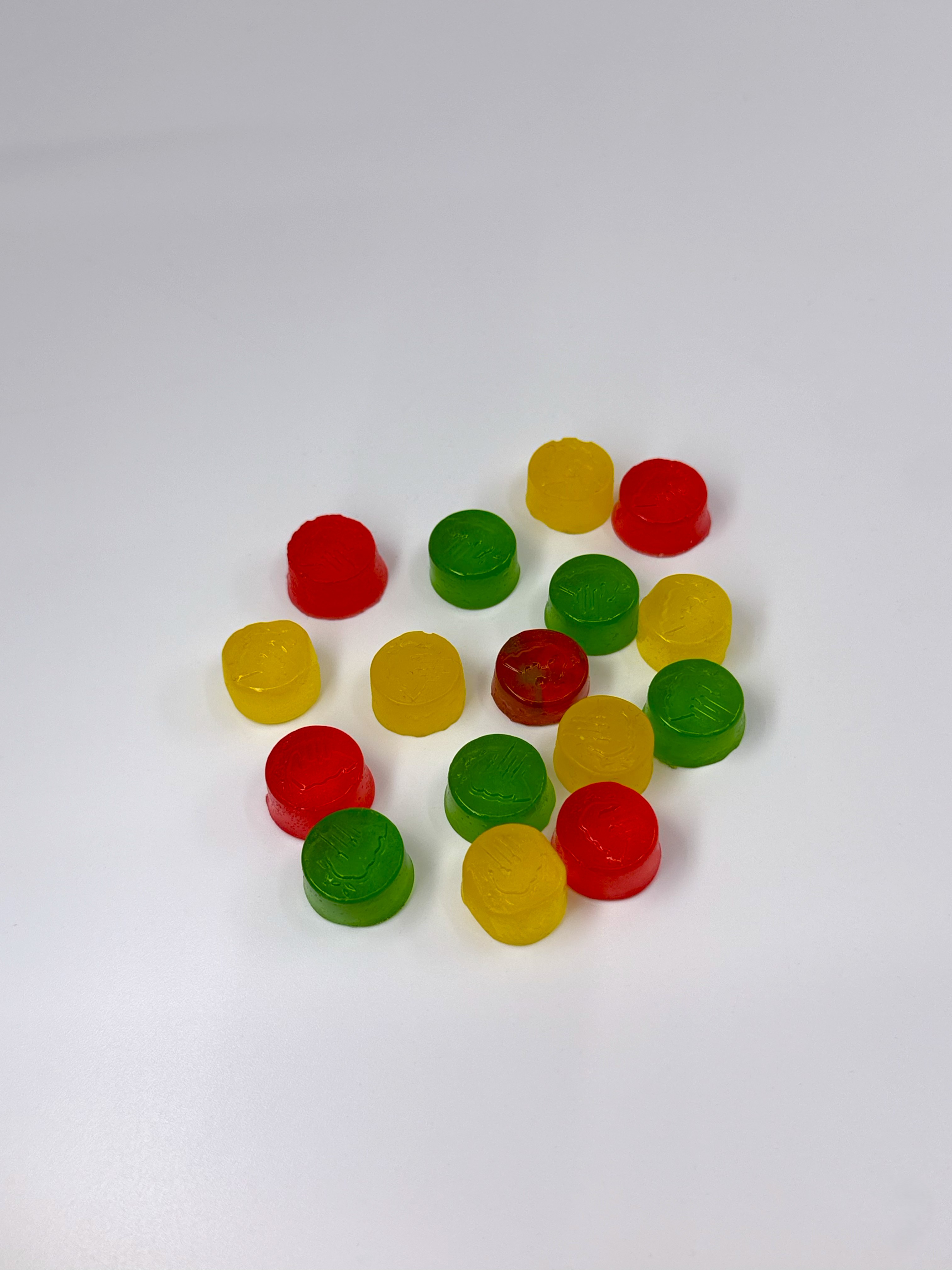 thc-gummies-mix-spread-large Bluetenversand.de THC Gummies verschiedene Dosierungen rot gruen und gelb gemischt ausgebreitet Vogelperspektive unausgeschnitten